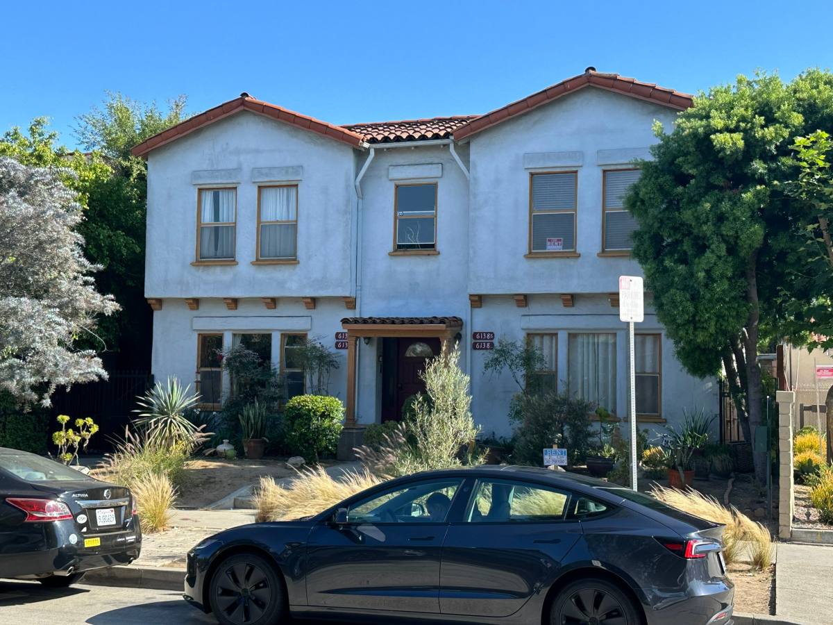 House for rent at 6138 1 2 Saturn St, Los Angeles, CA 90035