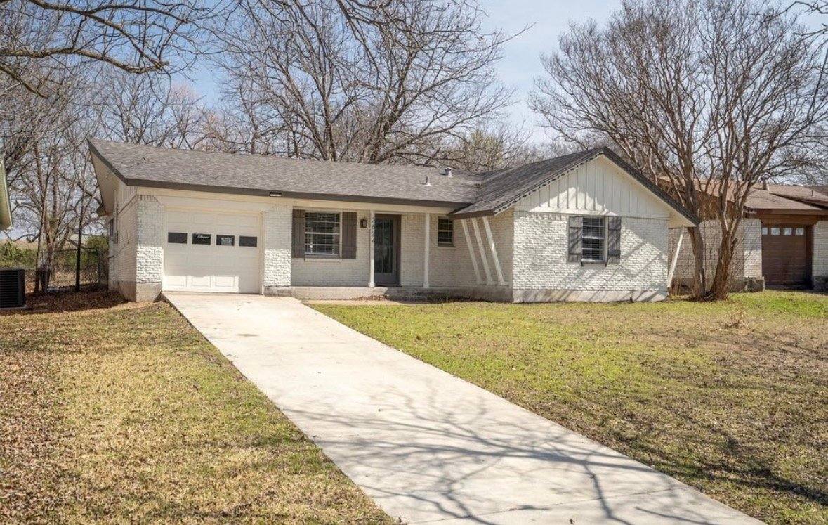 House for rent at 2624 Woodlawn Dr, Ennis, TX 75119