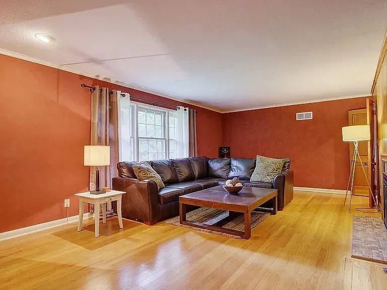 House for rent at 9536 Manor Rd, Leawood, KS 66206