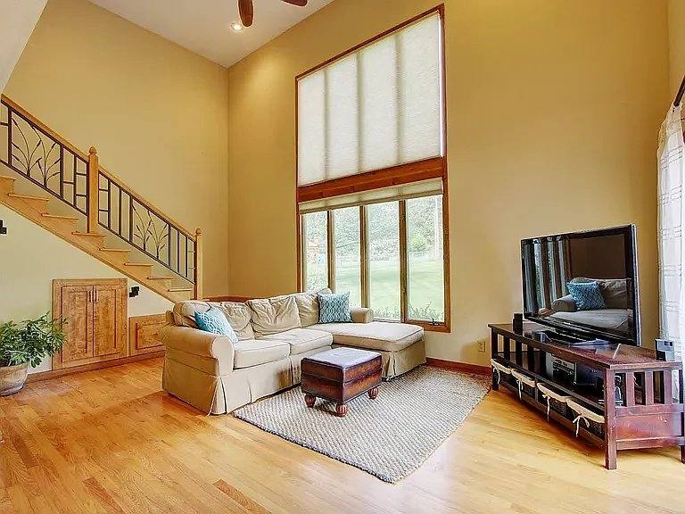 House for rent at 9536 Manor Rd, Leawood, KS 66206
