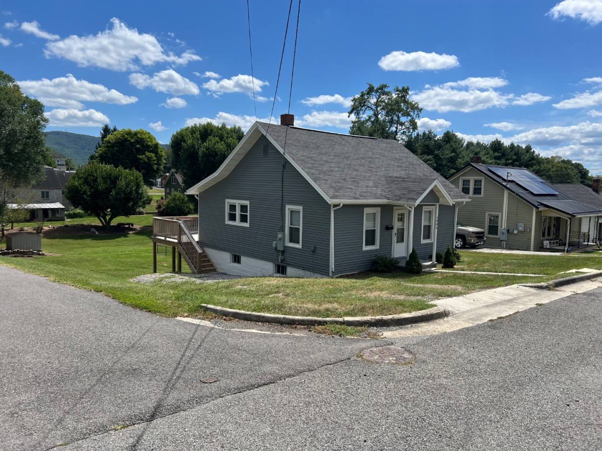 House for rent at 1005 W N St, Wytheville, VA 24382