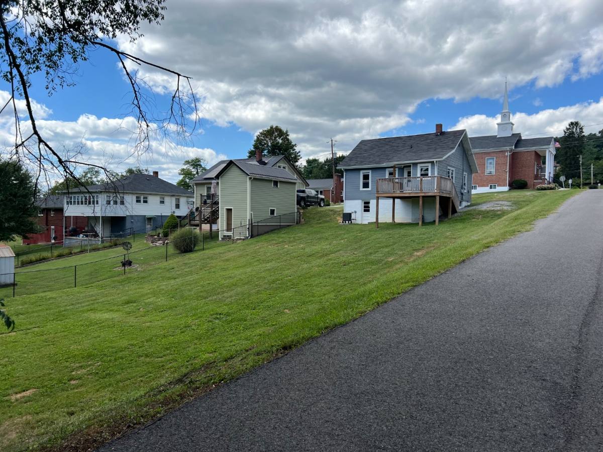 House for rent at 1005 W N St, Wytheville, VA 24382