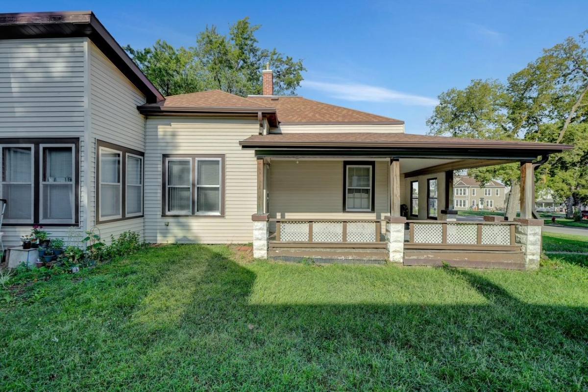 Apartment for rent at 2411 Q St #2, Lincoln, NE 68503