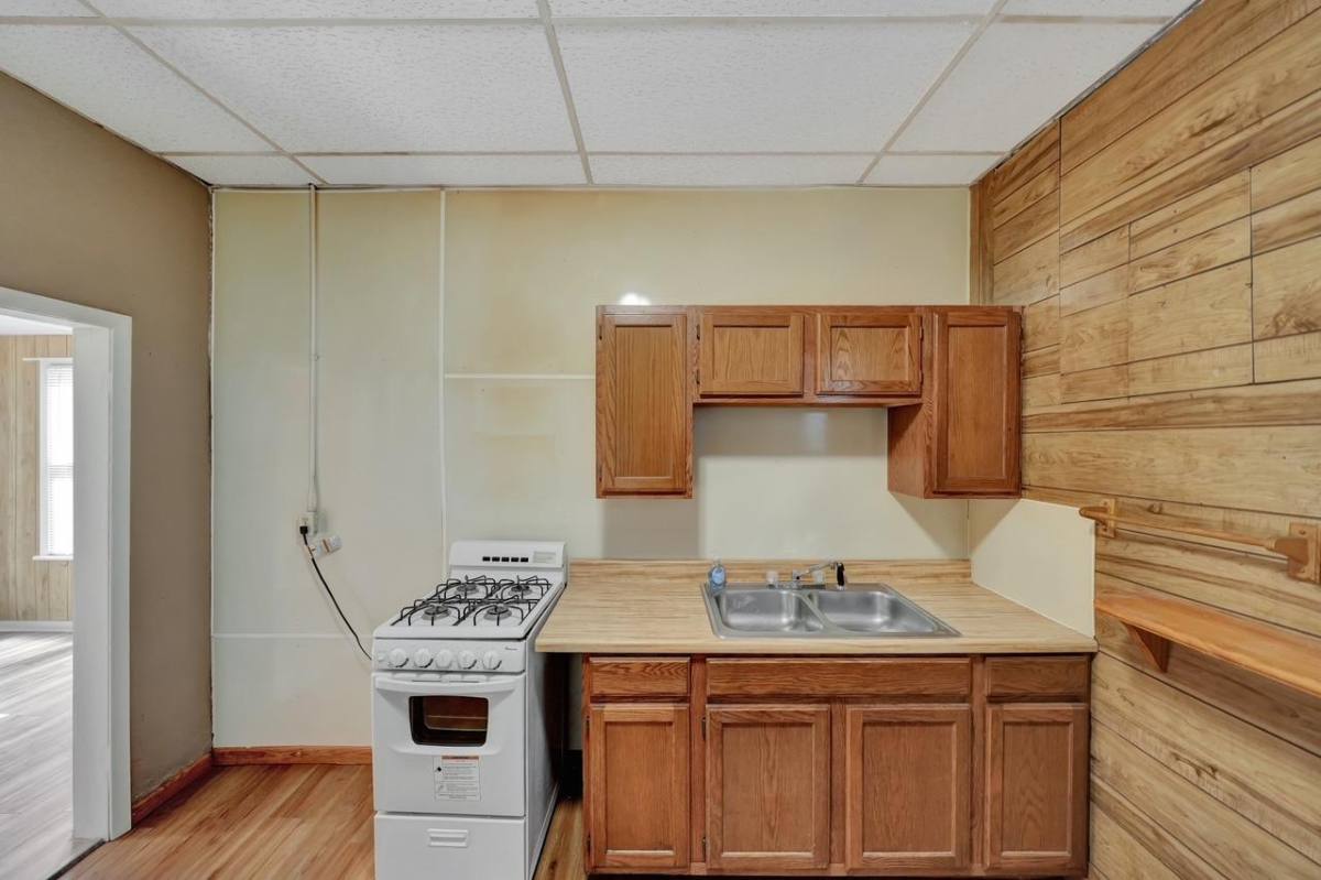 Apartment for rent at 2411 Q St #2, Lincoln, NE 68503