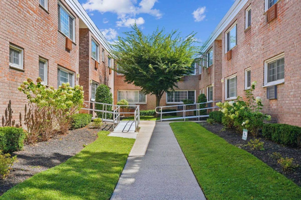Apartment for rent at Eagle Rock at Carle Place, 401 E Jericho Turnpike, Carle Place, NY 11514