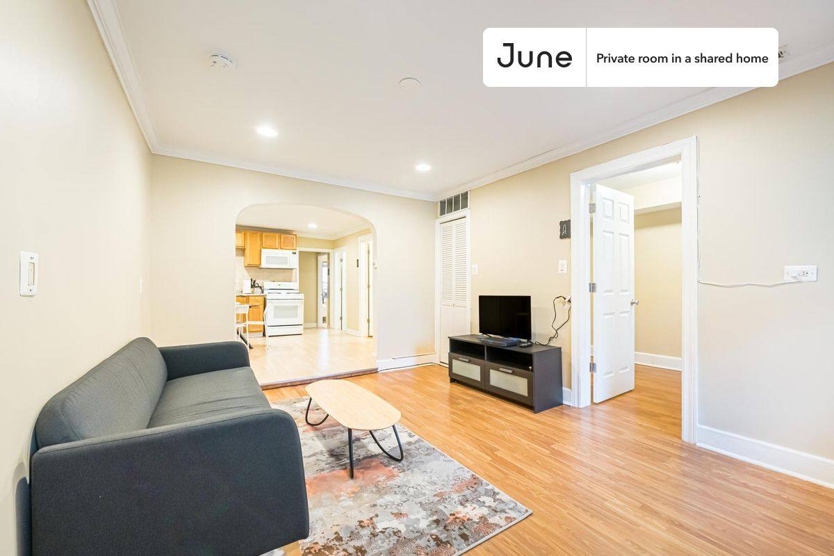 Apartment for rent at 1639 W Superior St #C, Chicago, IL 60622