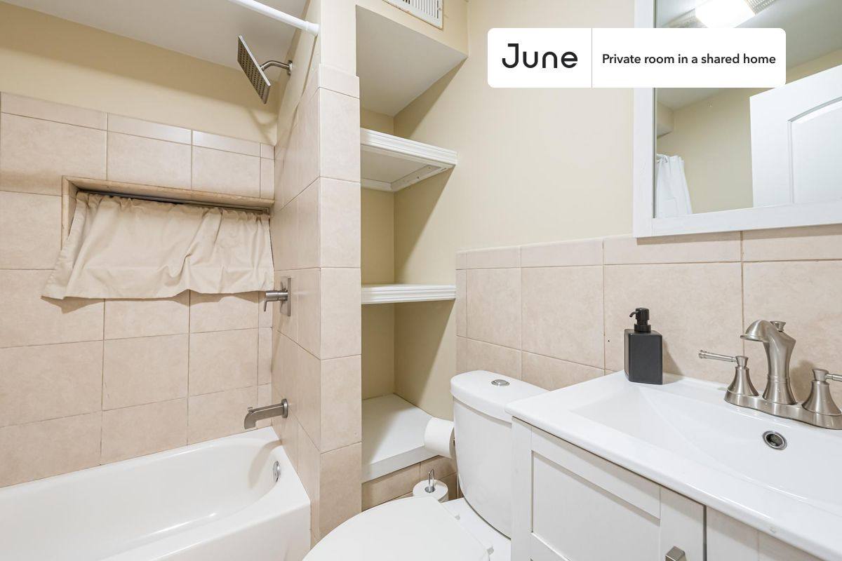 Apartment for rent at 1639 W Superior St #C, Chicago, IL 60622