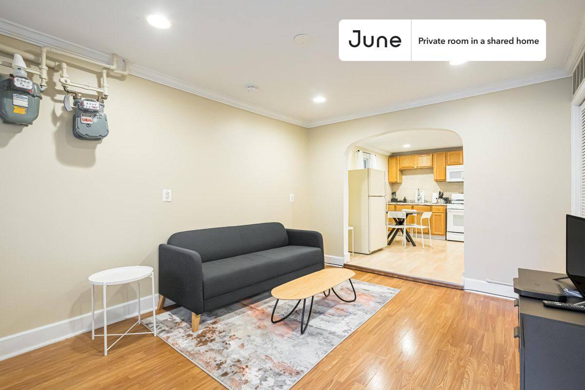Apartment for rent at 1639 W Superior St #C, Chicago, IL 60622