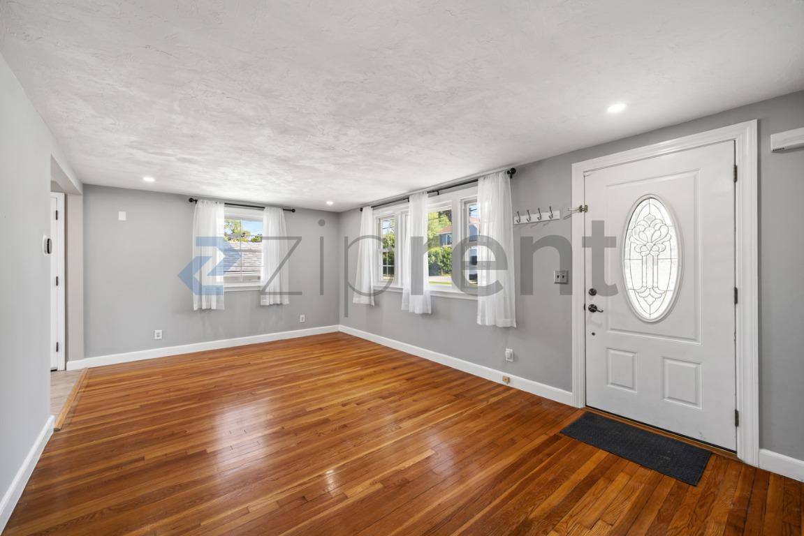 House for rent at 371 Salem St, Woburn, MA 01801