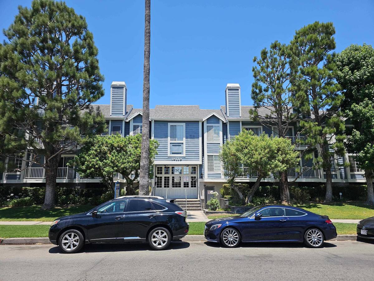 Apartment for rent at 19119 Sherman Way #112, Reseda, CA 91335