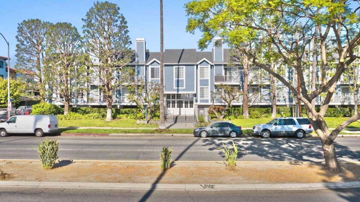 Apartment for rent at 19119 Sherman Way #112, Reseda, CA 91335
