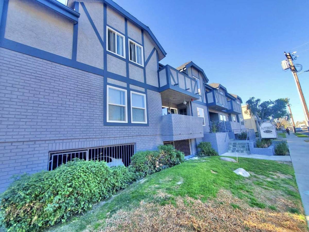 Apartment for rent at 15010 Burbank Blvd #202, Van Nuys, CA 91411