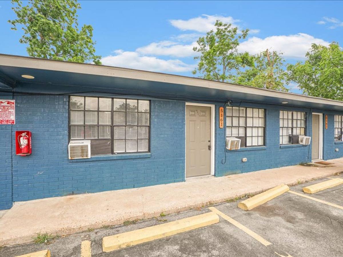 Townhouse for rent at 5117 Lavender St, Houston, TX 77026