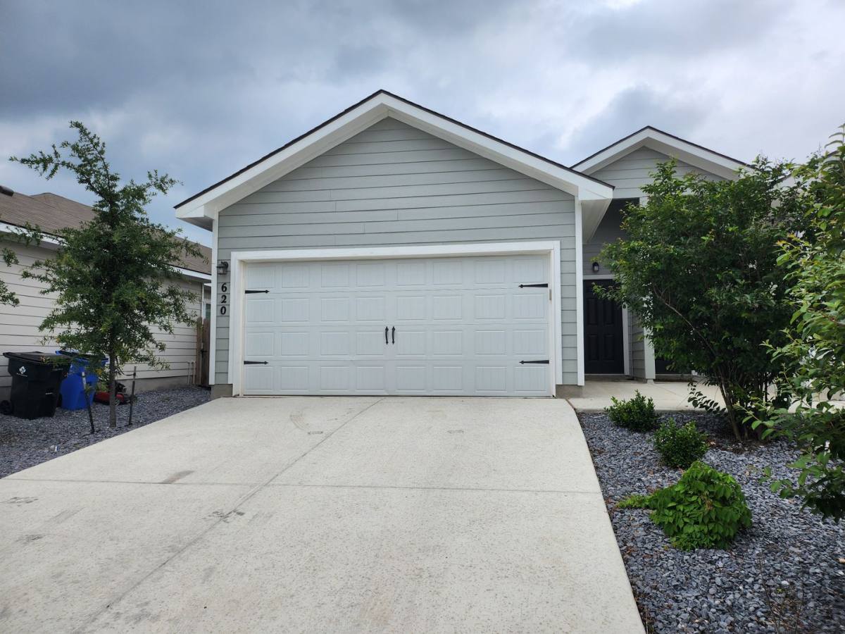 Townhouse for rent at 620 Heathers Way, Seguin, TX 78155