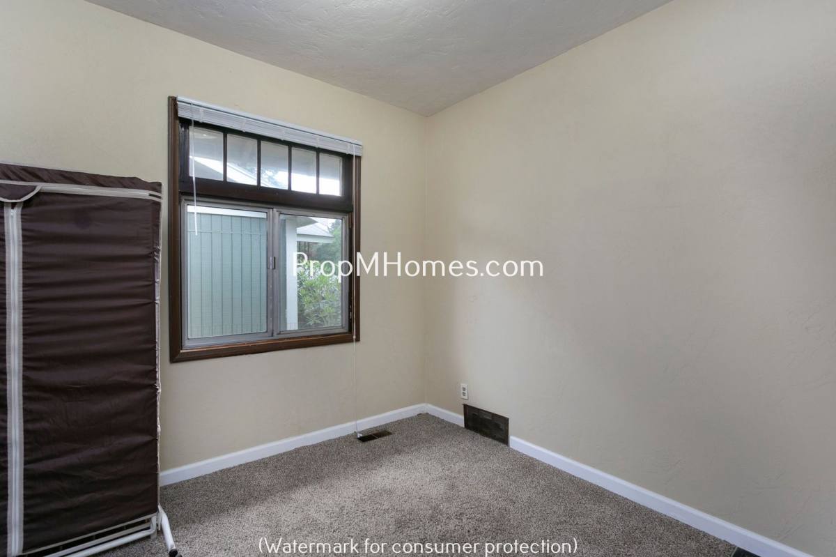 House for rent at 6721 SE 84th Ave, Portland, OR 97266