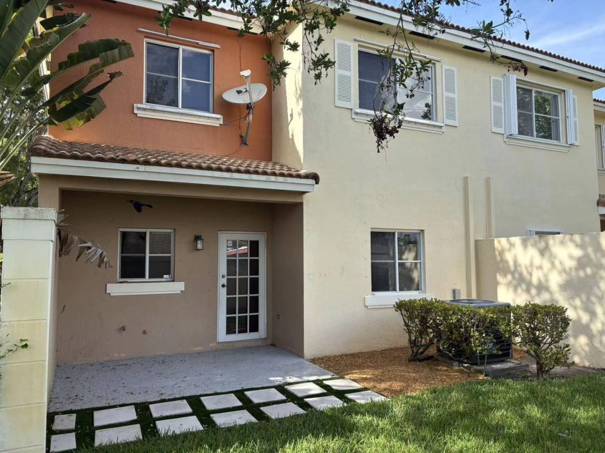 Townhouse for rent at 11500 NW 33rd St, Fort Lauderdale, FL 33323