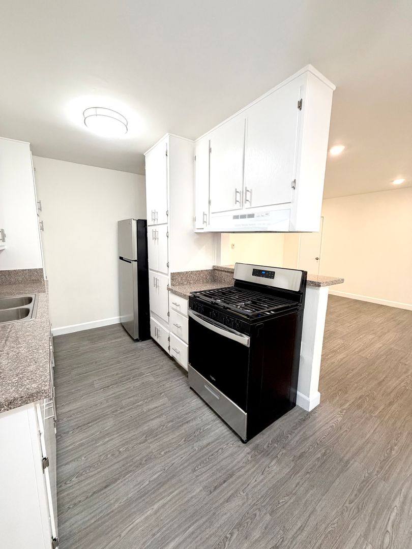 Apartment for rent at 5130 Yarmouth Ave, Encino, CA 91316