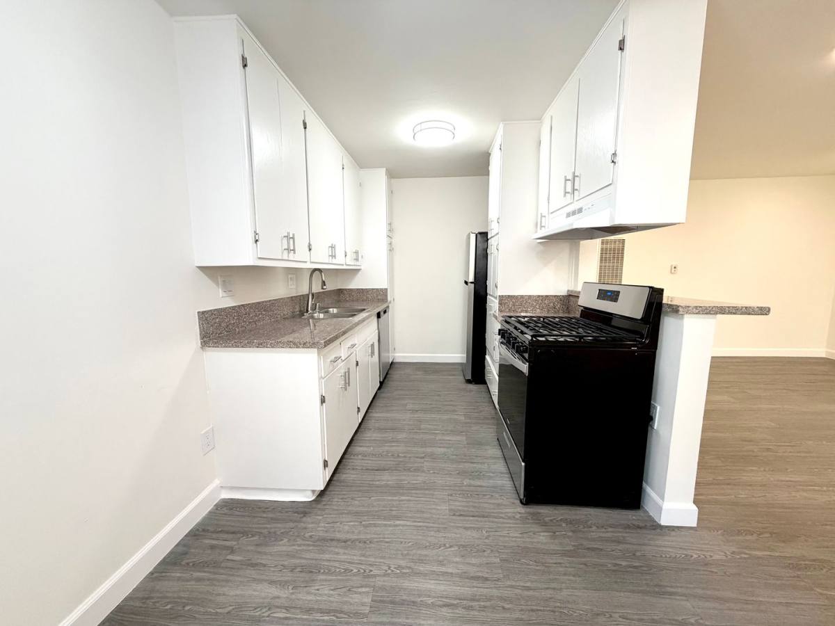 Apartment for rent at 5130 Yarmouth Ave, Encino, CA 91316