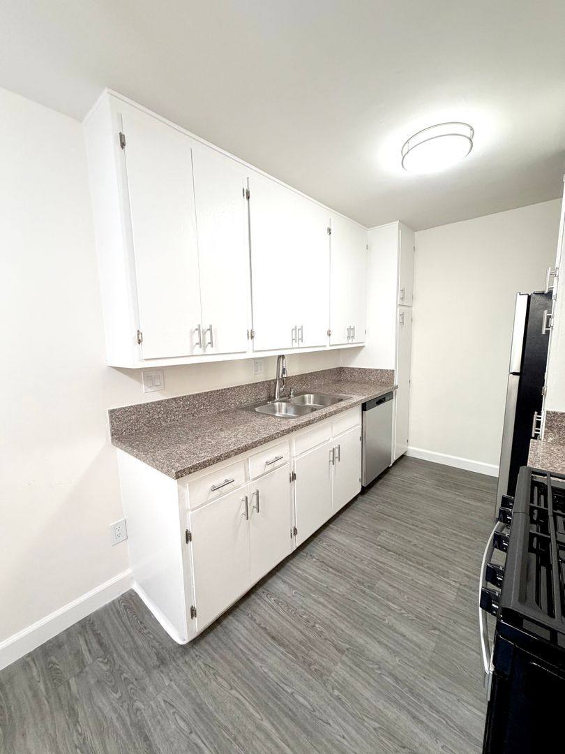 Apartment for rent at 5130 Yarmouth Ave, Encino, CA 91316