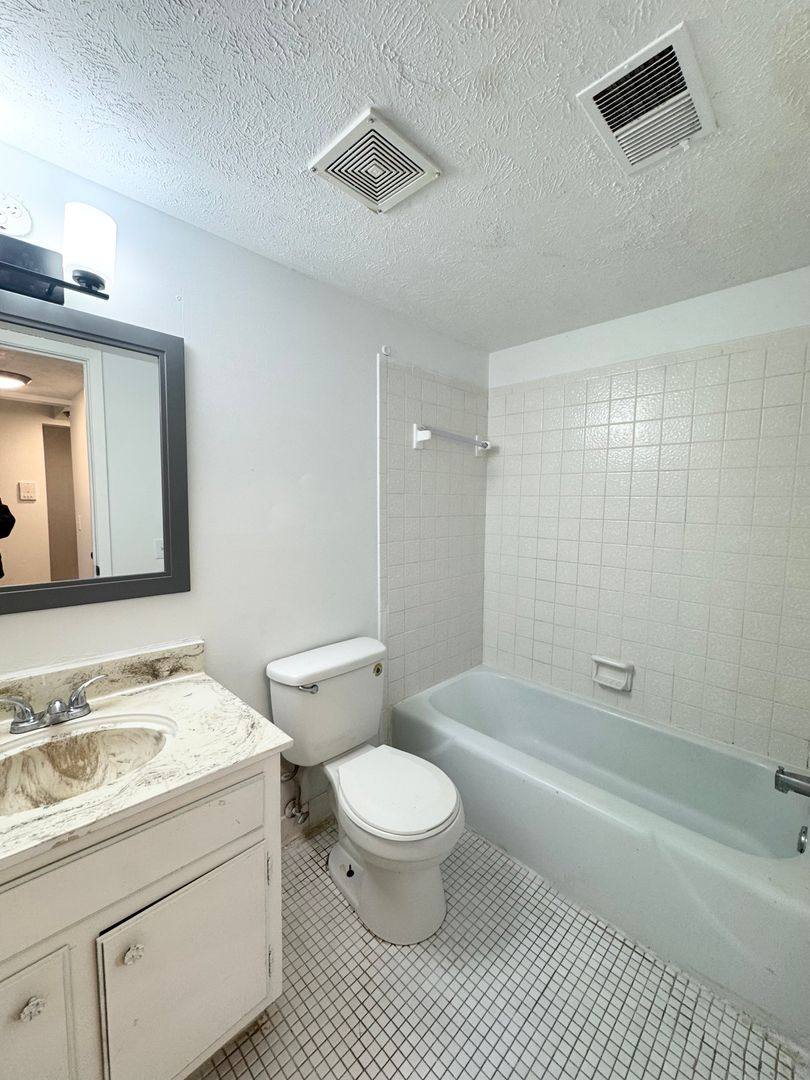 Apartment for rent at 7810 Blondo St, Omaha, NE 68134