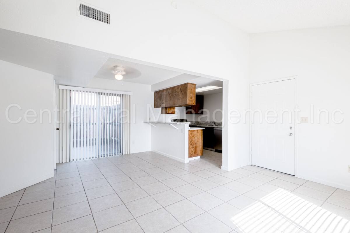 Apartment for rent at 7901 S Laurelglen Blvd, Bakersfield, CA 93309