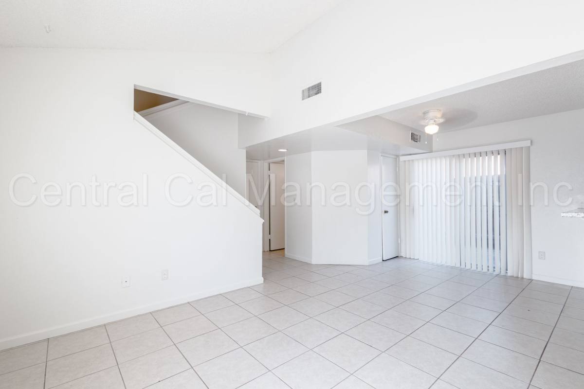 Apartment for rent at 7901 S Laurelglen Blvd, Bakersfield, CA 93309