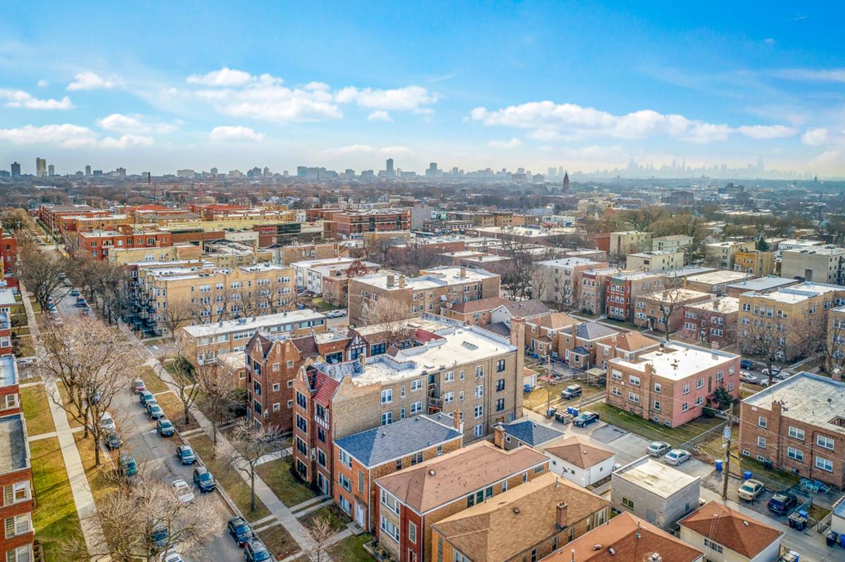 Apartment for rent at 2613 W Berwyn Ave, Chicago, IL 60625