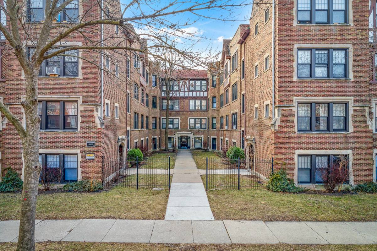 Apartment for rent at 2613 W Berwyn Ave, Chicago, IL 60625