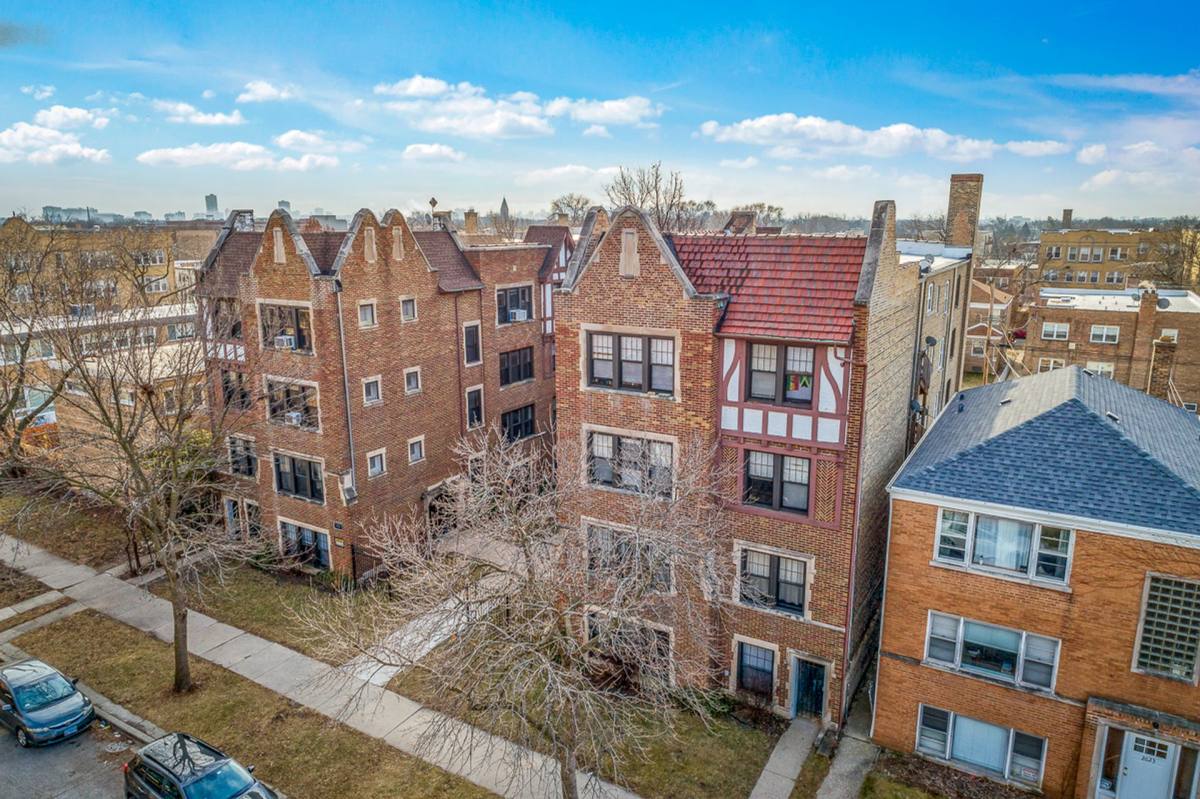Apartment for rent at 2613 W Berwyn Ave, Chicago, IL 60625
