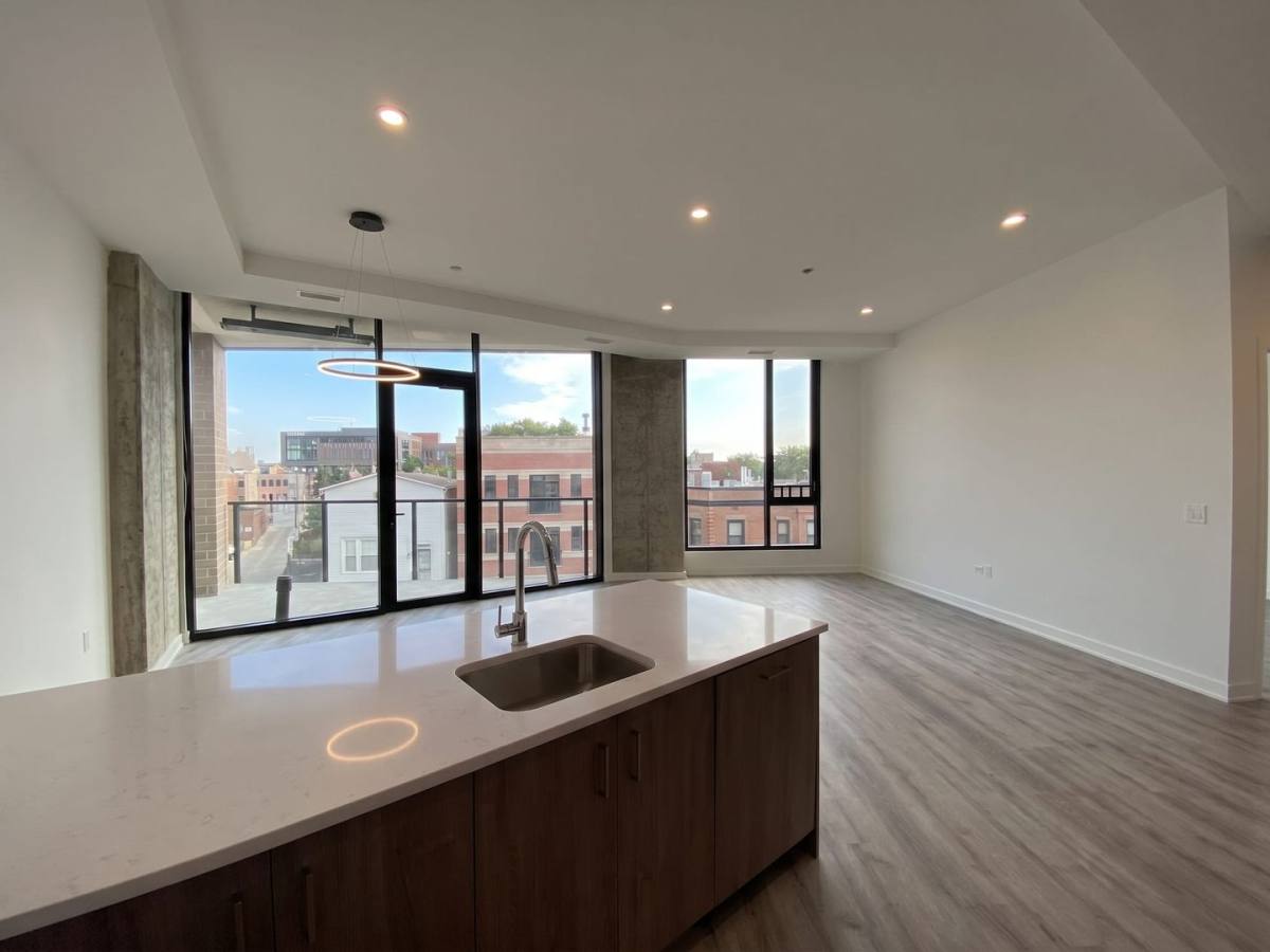Apartment for rent at 1118 W Patterson Ave, Chicago, IL 60613