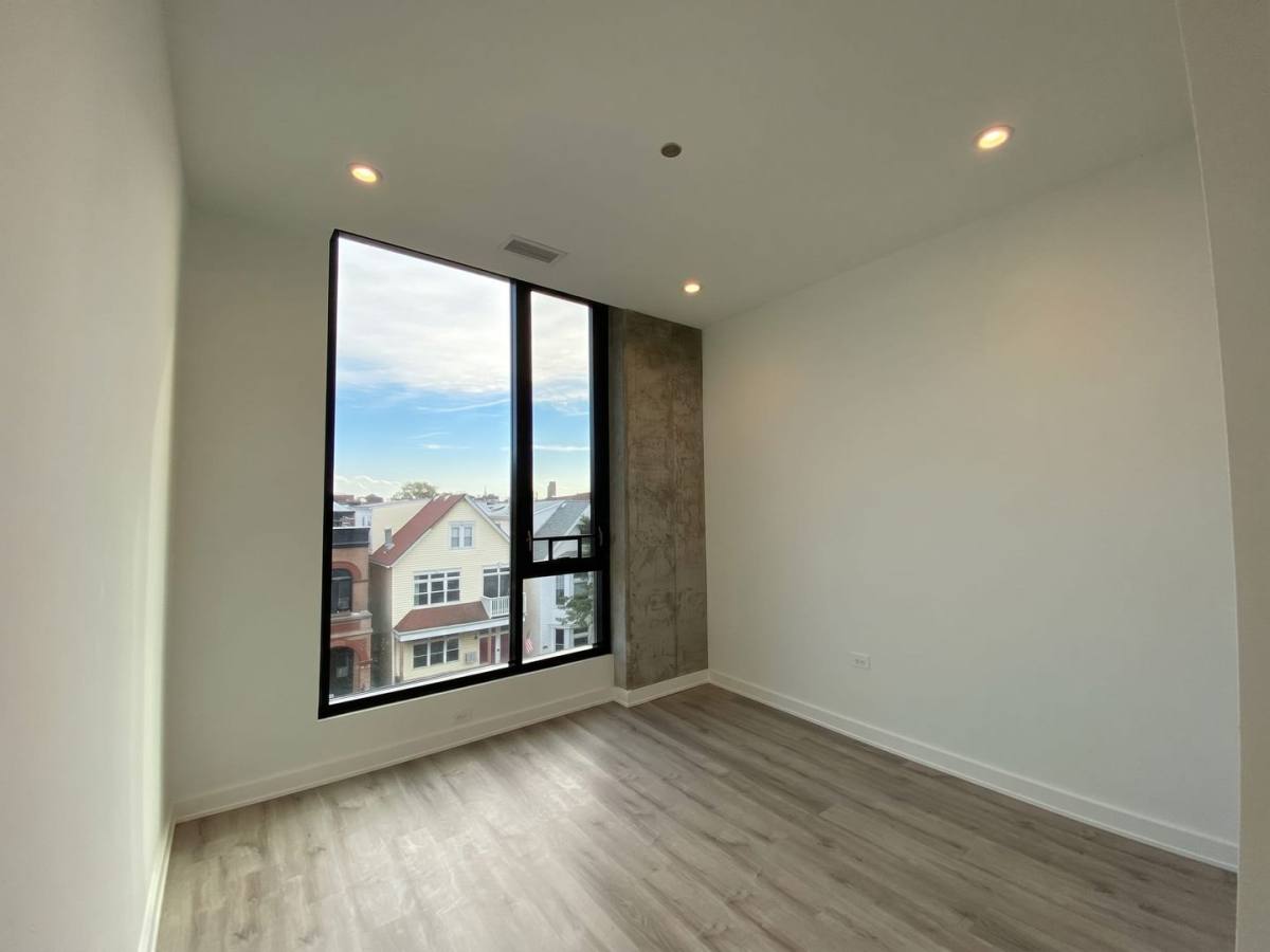 Apartment for rent at 1118 W Patterson Ave, Chicago, IL 60613