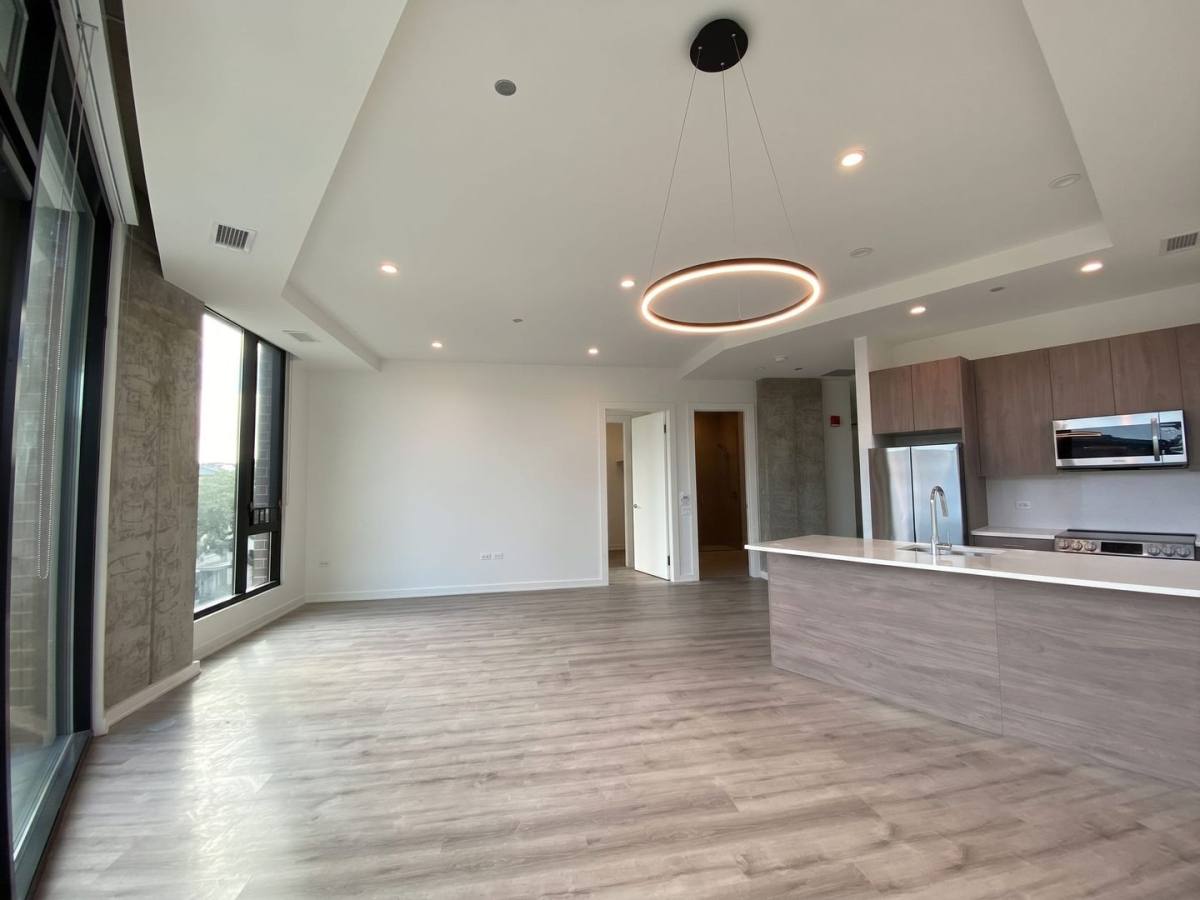 Apartment for rent at 1118 W Patterson Ave, Chicago, IL 60613