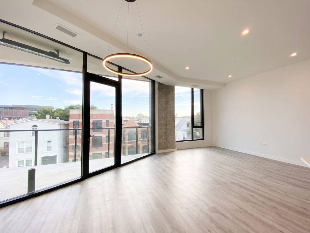 Apartment for rent at 1118 W Patterson Ave, Chicago, IL 60613