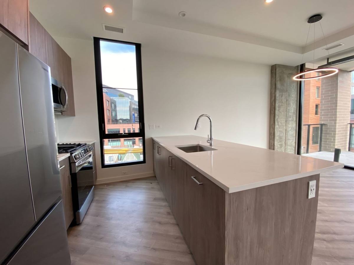 Apartment for rent at 1118 W Patterson Ave, Chicago, IL 60613