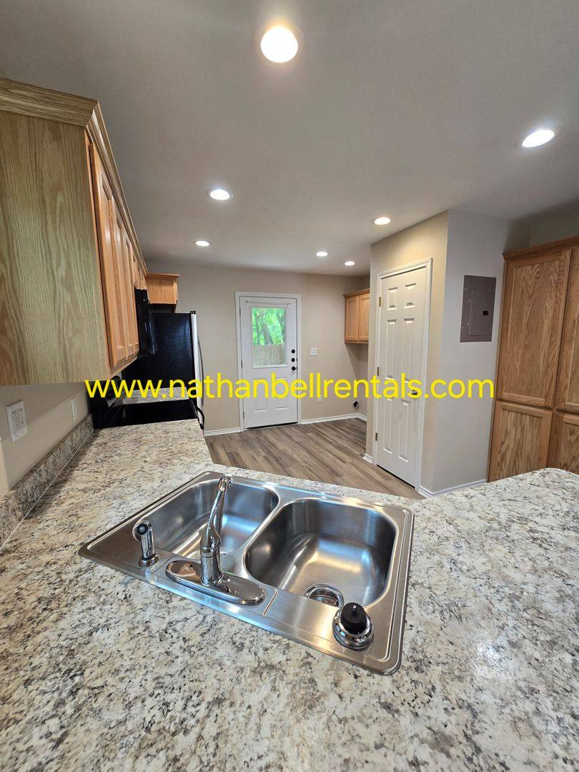 Apartment for rent at 1244 14th St SE, Paris, TX 75460