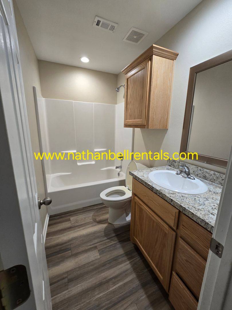 Apartment for rent at 1244 14th St SE, Paris, TX 75460