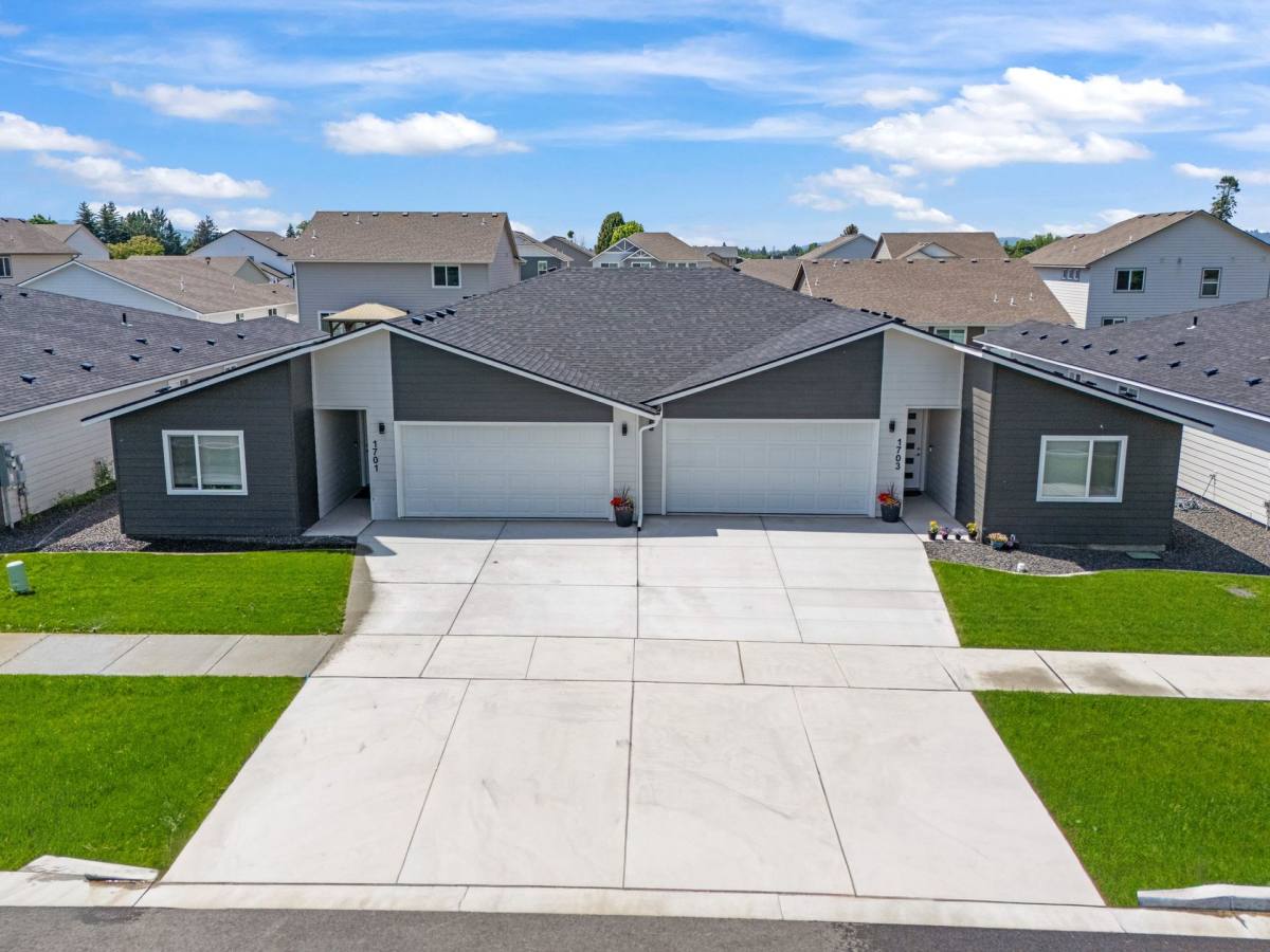 Townhouse for rent at 1703 N Selkirk Rd, Greenacres, WA 99016