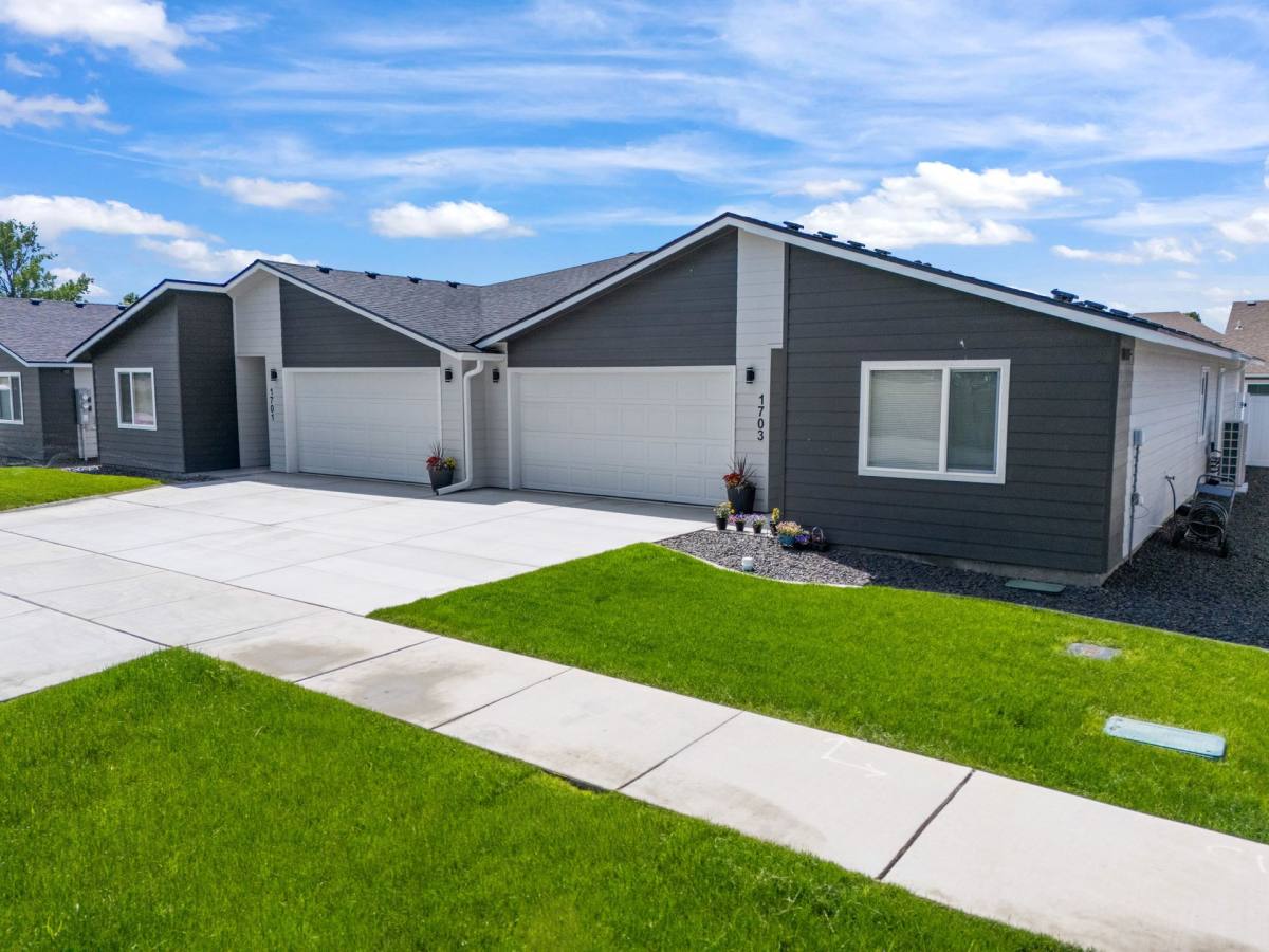 Townhouse for rent at 1703 N Selkirk Rd, Greenacres, WA 99016
