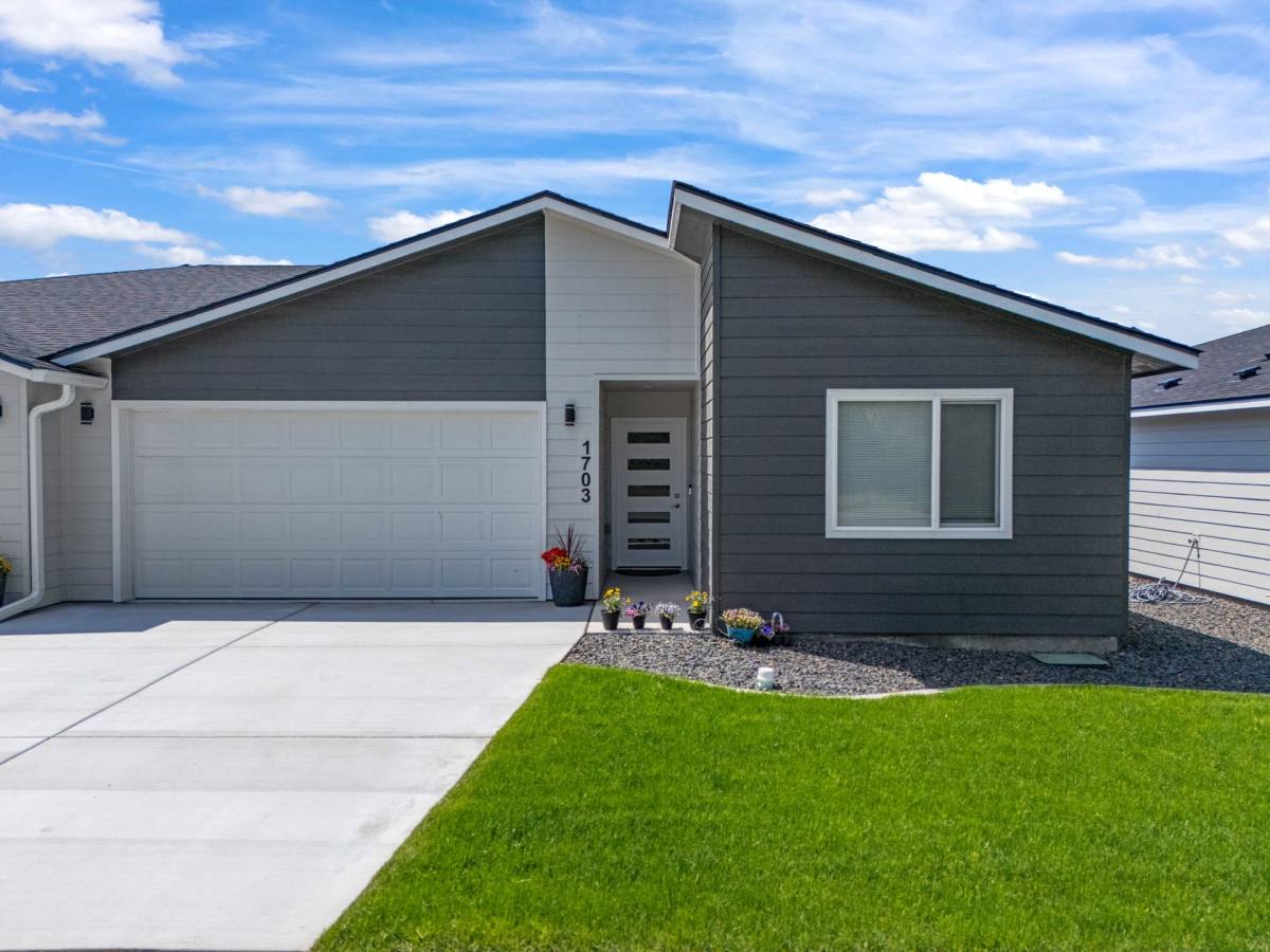 Townhouse for rent at 1703 N Selkirk Rd, Greenacres, WA 99016