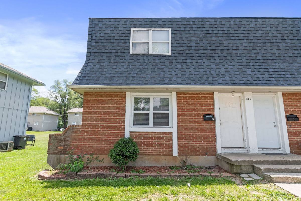 Townhouse for rent at 221 E Washington St #A, Belton, MO 64012