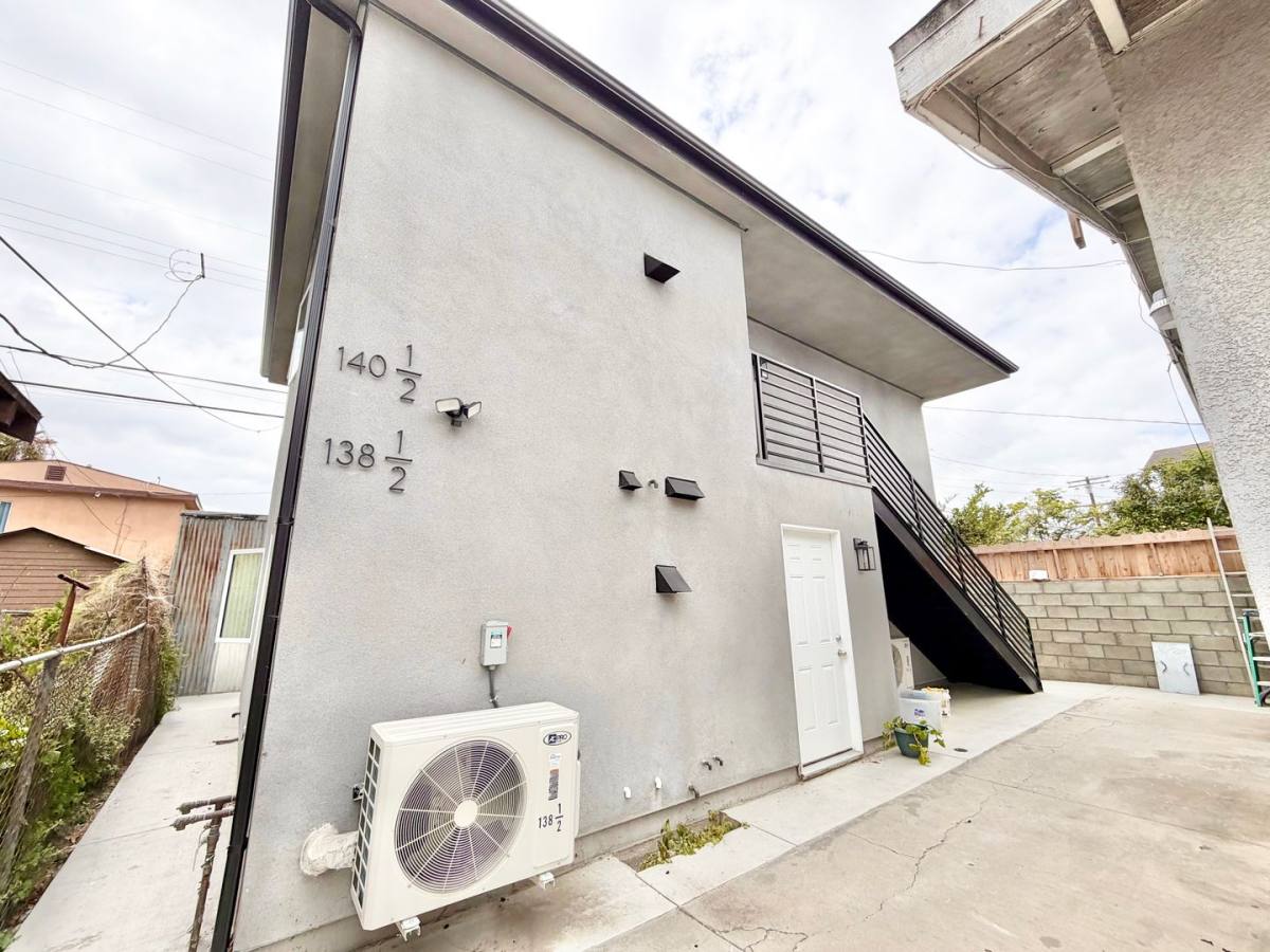 Apartment for rent at 140 1 2 W, Los Angeles, CA 90003