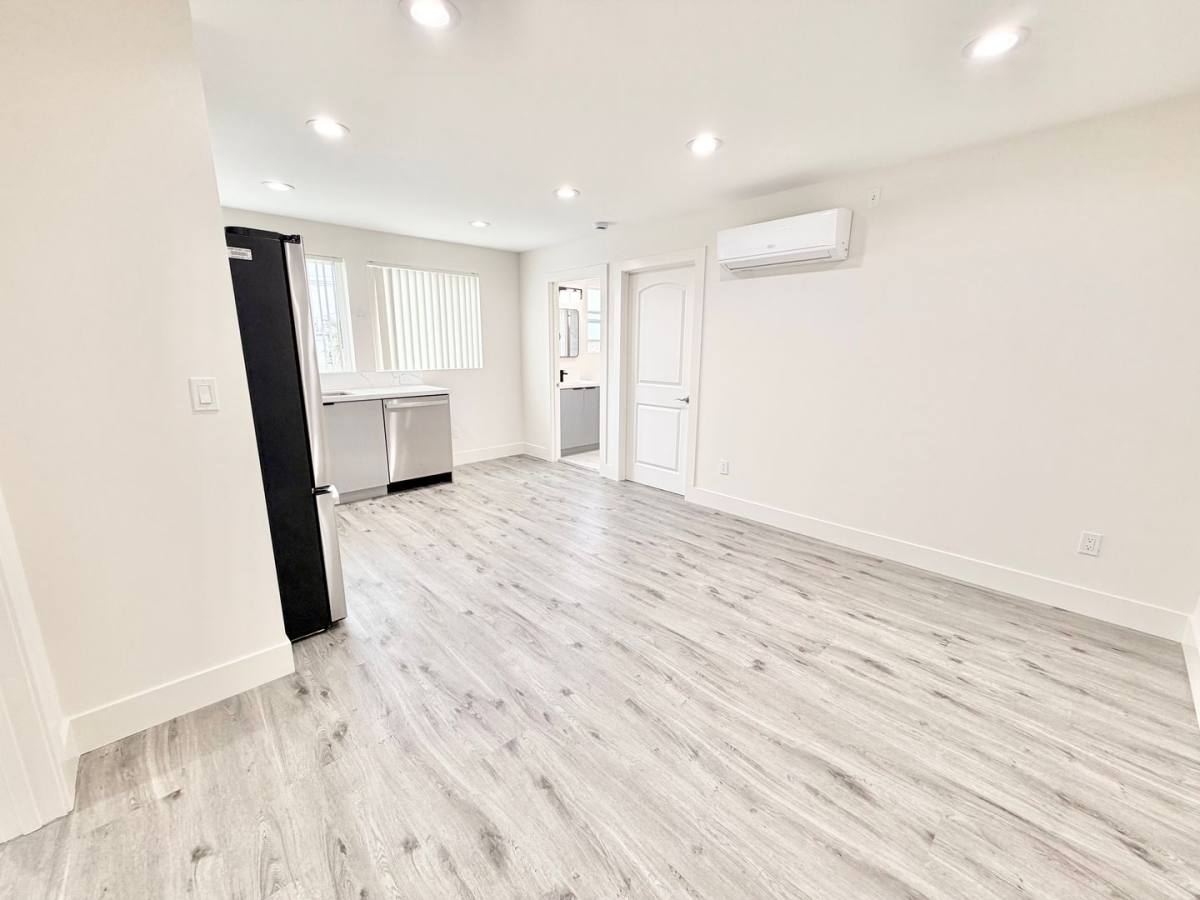 Apartment for rent at 140 1 2 W, Los Angeles, CA 90003