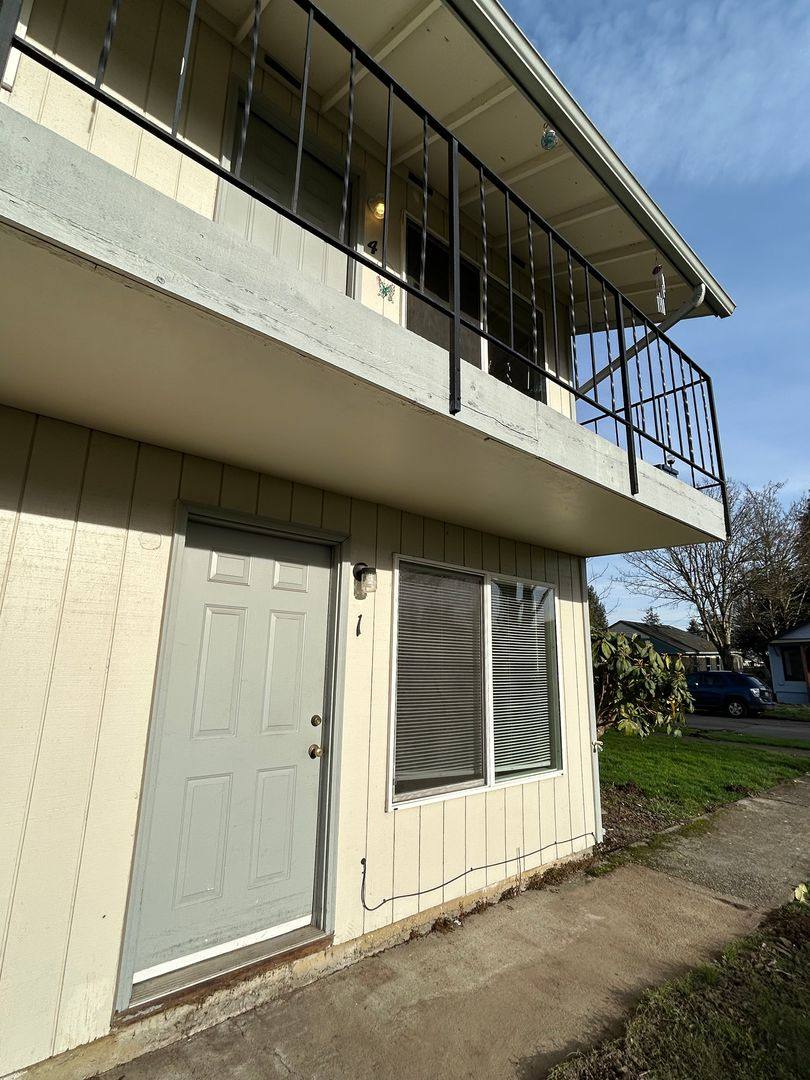 Apartment for rent at 231 20th Ave, Longview, WA 98632