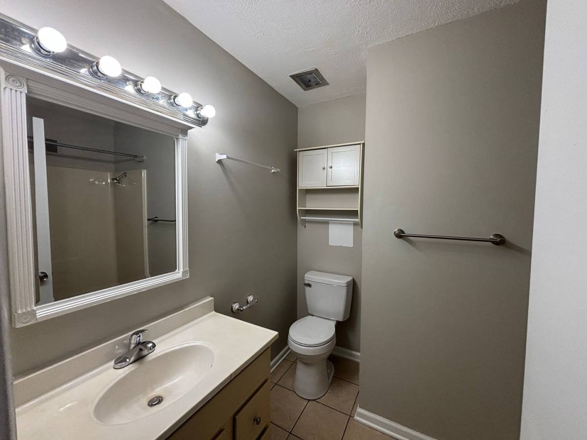 House for rent at 6928 NW 76th Place, Kansas City, MO 64152
