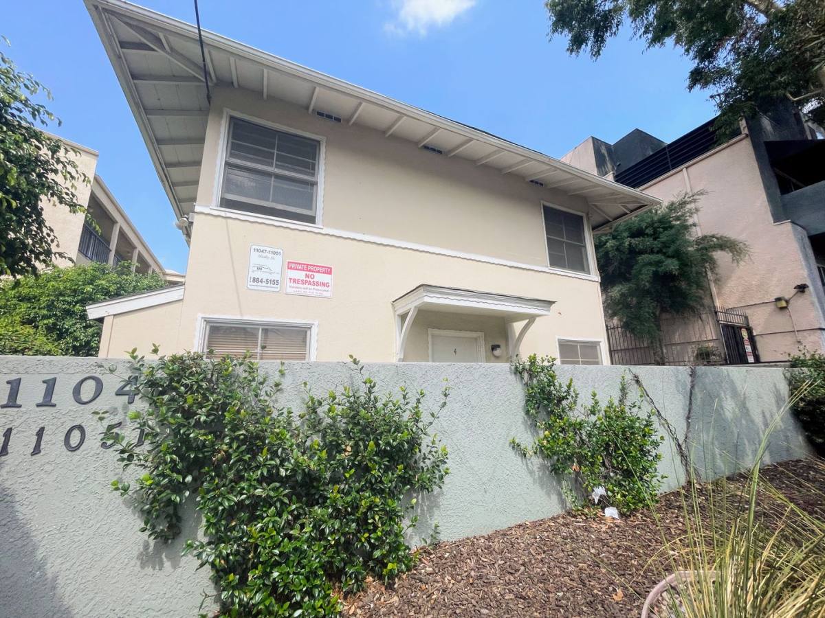 Apartment for rent at 11047 Hesby St, North Hollywood, CA 91601