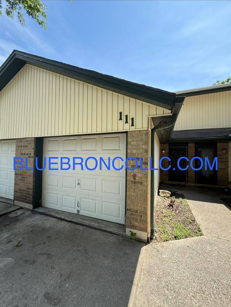 Townhouse for rent at 111 SW Oxford Place, Lees Summit, MO 64063