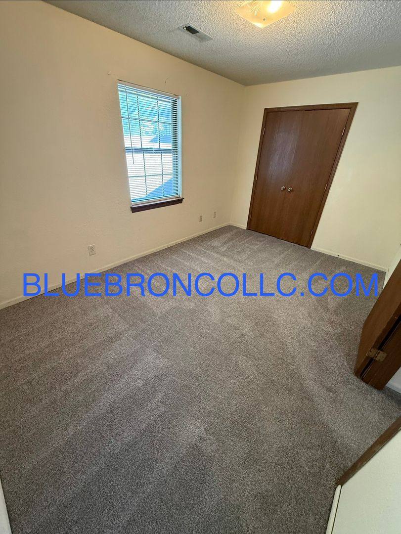 Townhouse for rent at 111 SW Oxford Place, Lees Summit, MO 64063
