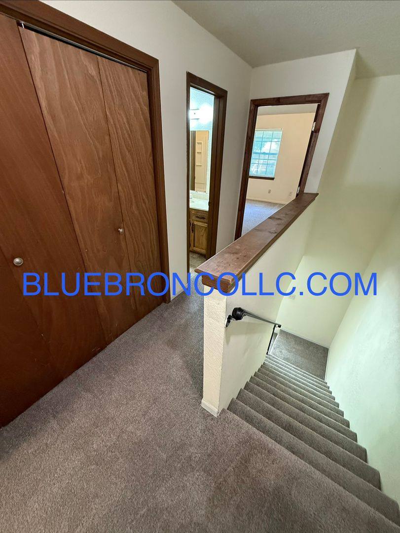 Townhouse for rent at 111 SW Oxford Place, Lees Summit, MO 64063