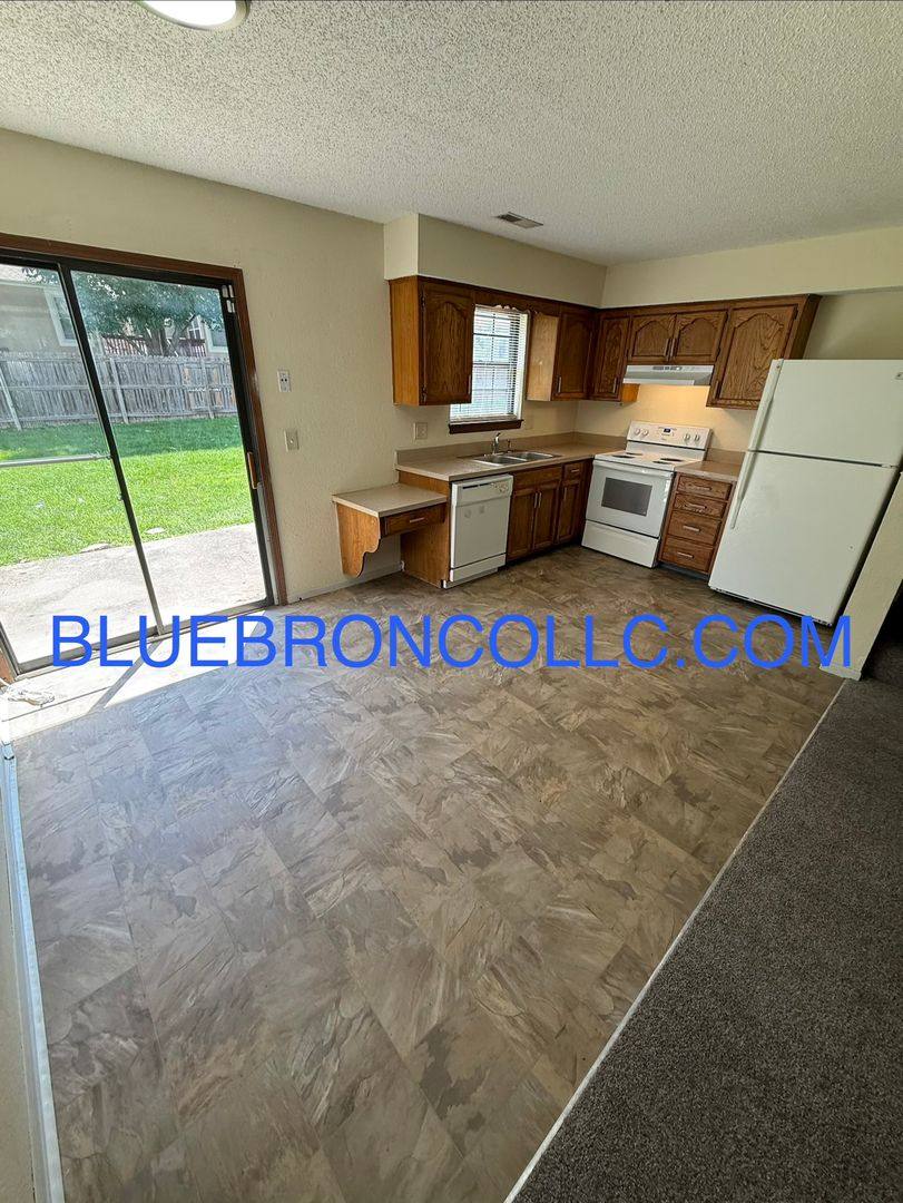 Townhouse for rent at 111 SW Oxford Place, Lees Summit, MO 64063
