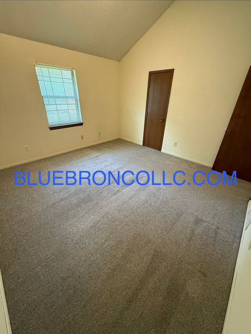 Townhouse for rent at 111 SW Oxford Place, Lees Summit, MO 64063